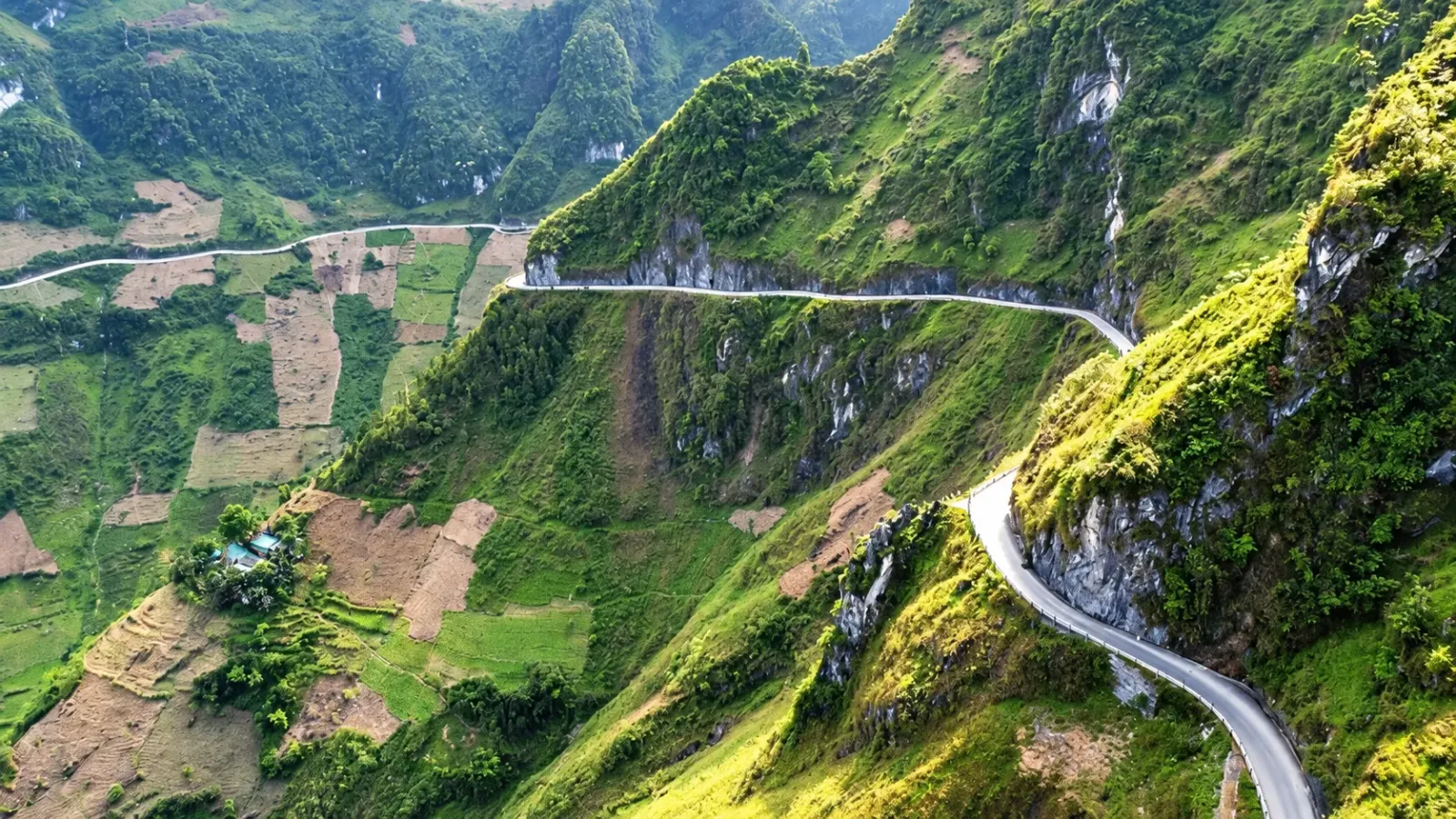 Cung đường núi đá tại Hà Giang trong hành trình khám phá Miền Bắc