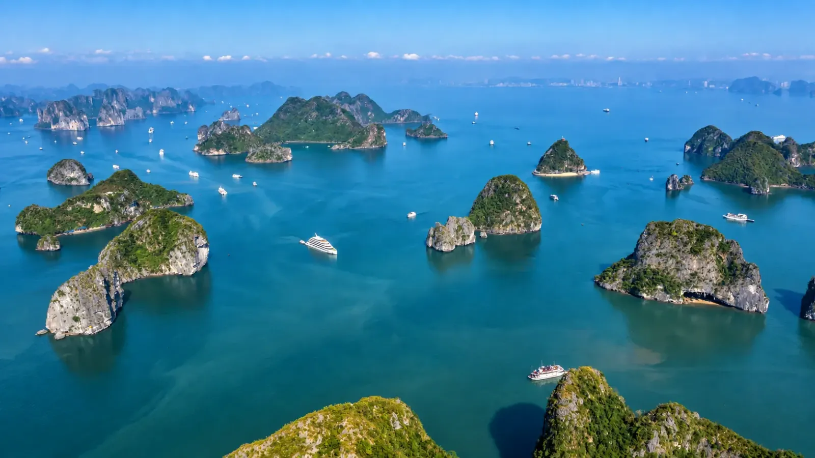 Vịnh Hạ Long với các đảo đá vôi trên mặt biển, điểm đến tiêu biểu của du lịch miền Bắc