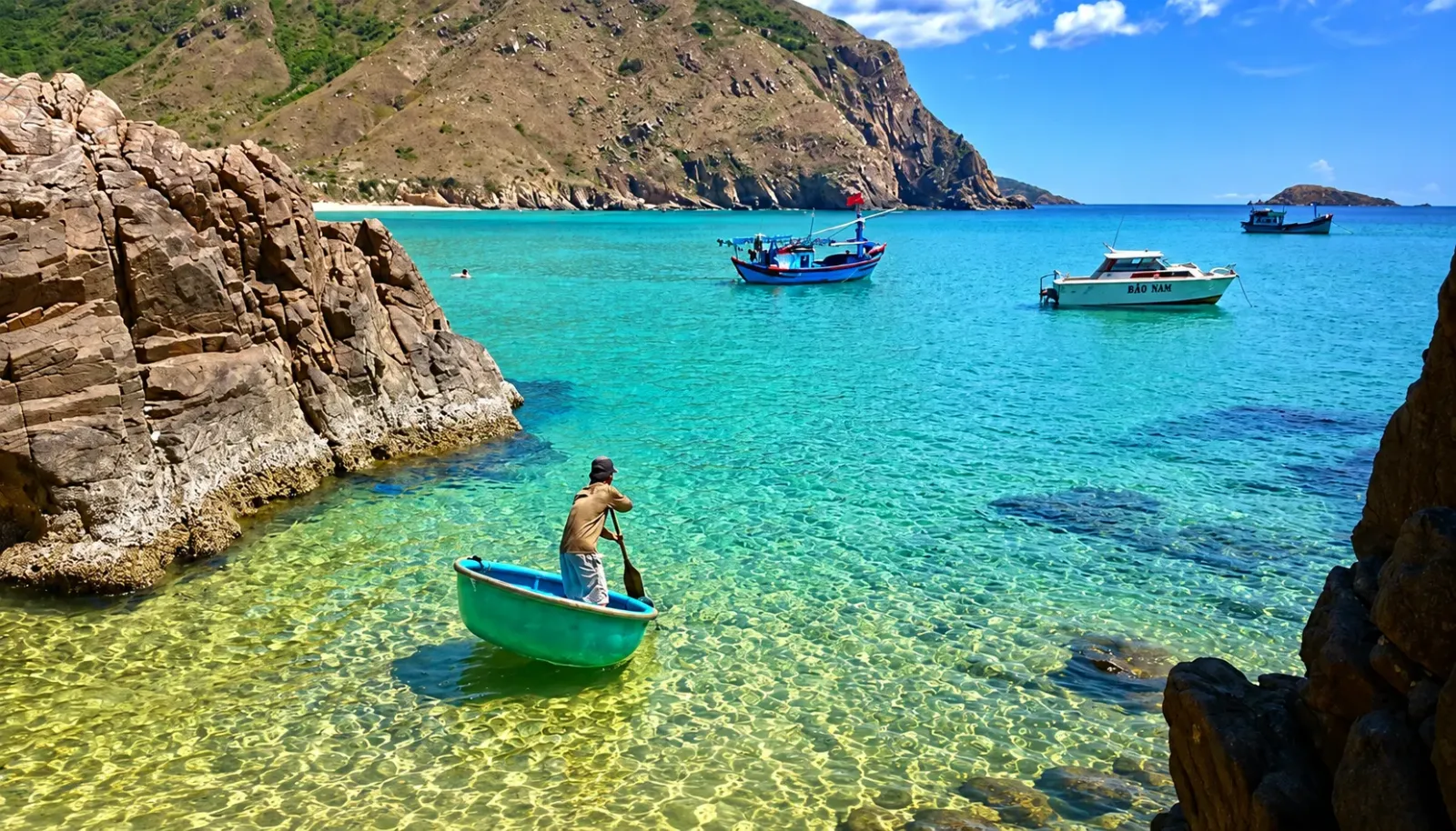 bai-bien-ky-co-voi-lan-nuoc-xanh-trong-va-bo-cat-trang-tai-quy-nhon