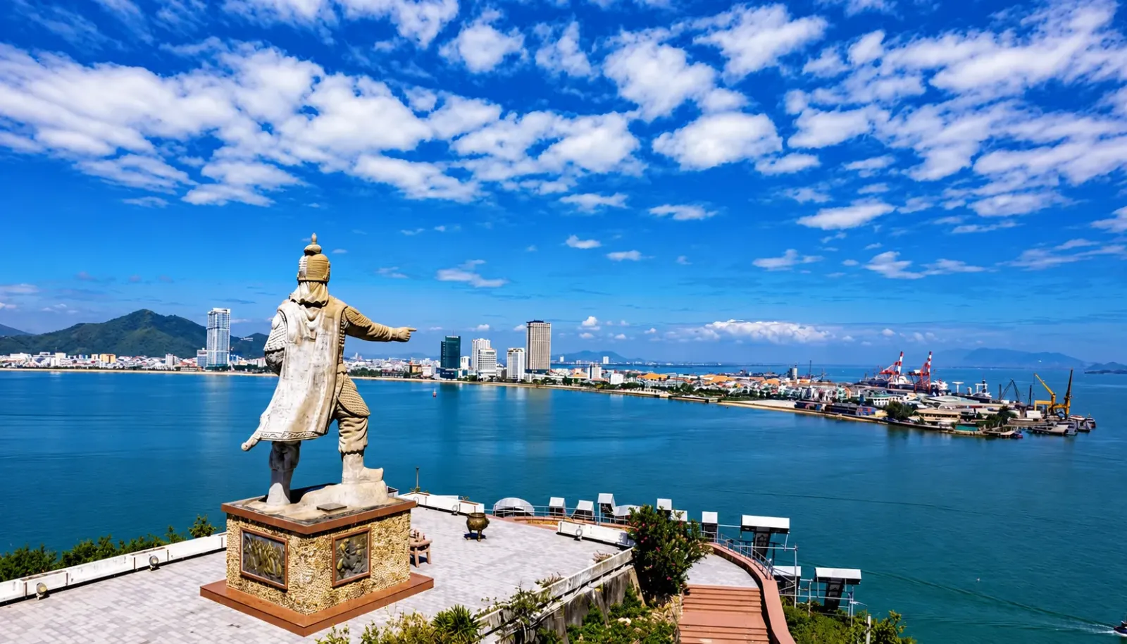 lang-chai-hai-minh-mang-ve-dep-binh-di-va-yen-a-cua-vung-bien-quy-nhon