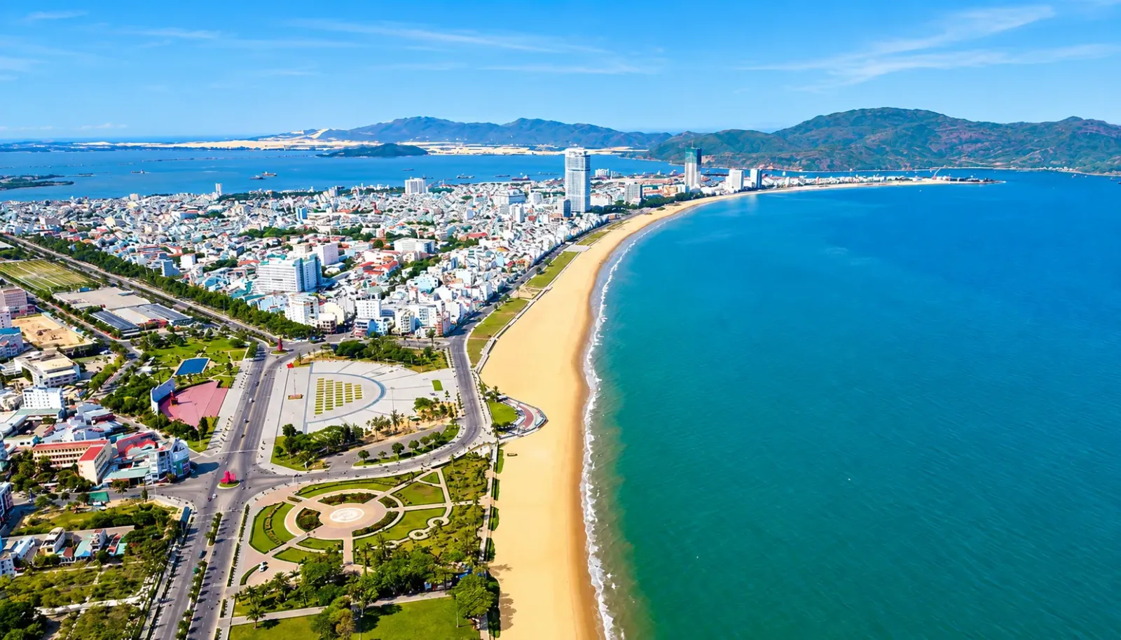 toan-canh-thanh-pho-quy-nhon-voi-bien-xanh-va-canh-quan-ven-bien