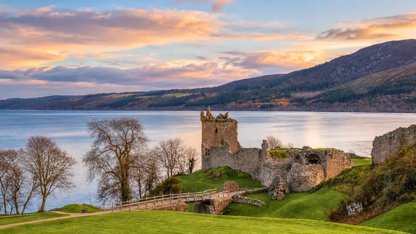 Loch Ness và tàn tích Urquhart Castle giữa Highlands