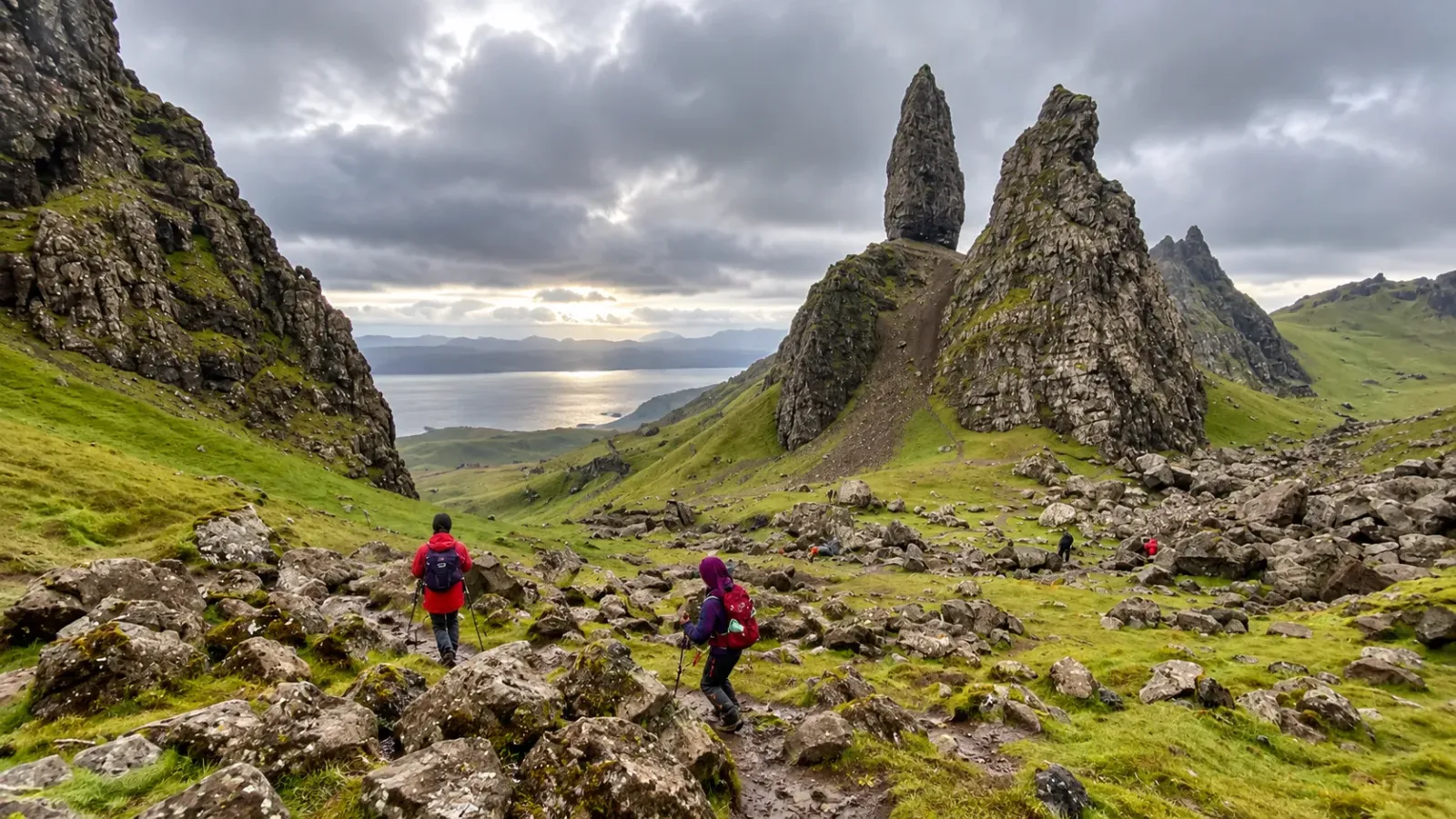 Old Man of Storr và những đồi xanh trên Isle of Skye