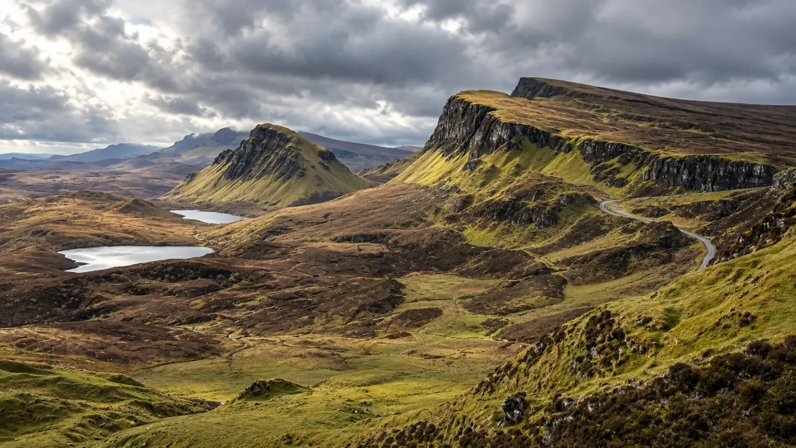 Quiraing với núi đá và đồng cỏ phía bắc Isle of Skye
