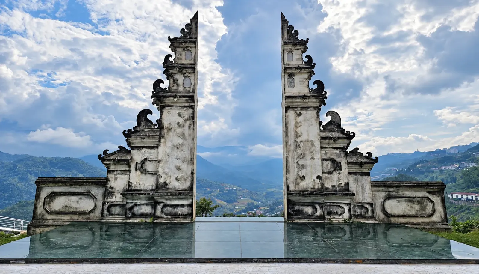 cong-troi-giua-nui-rung-tay-bac-voi-khung-canh-thien-nhien-hung-vi