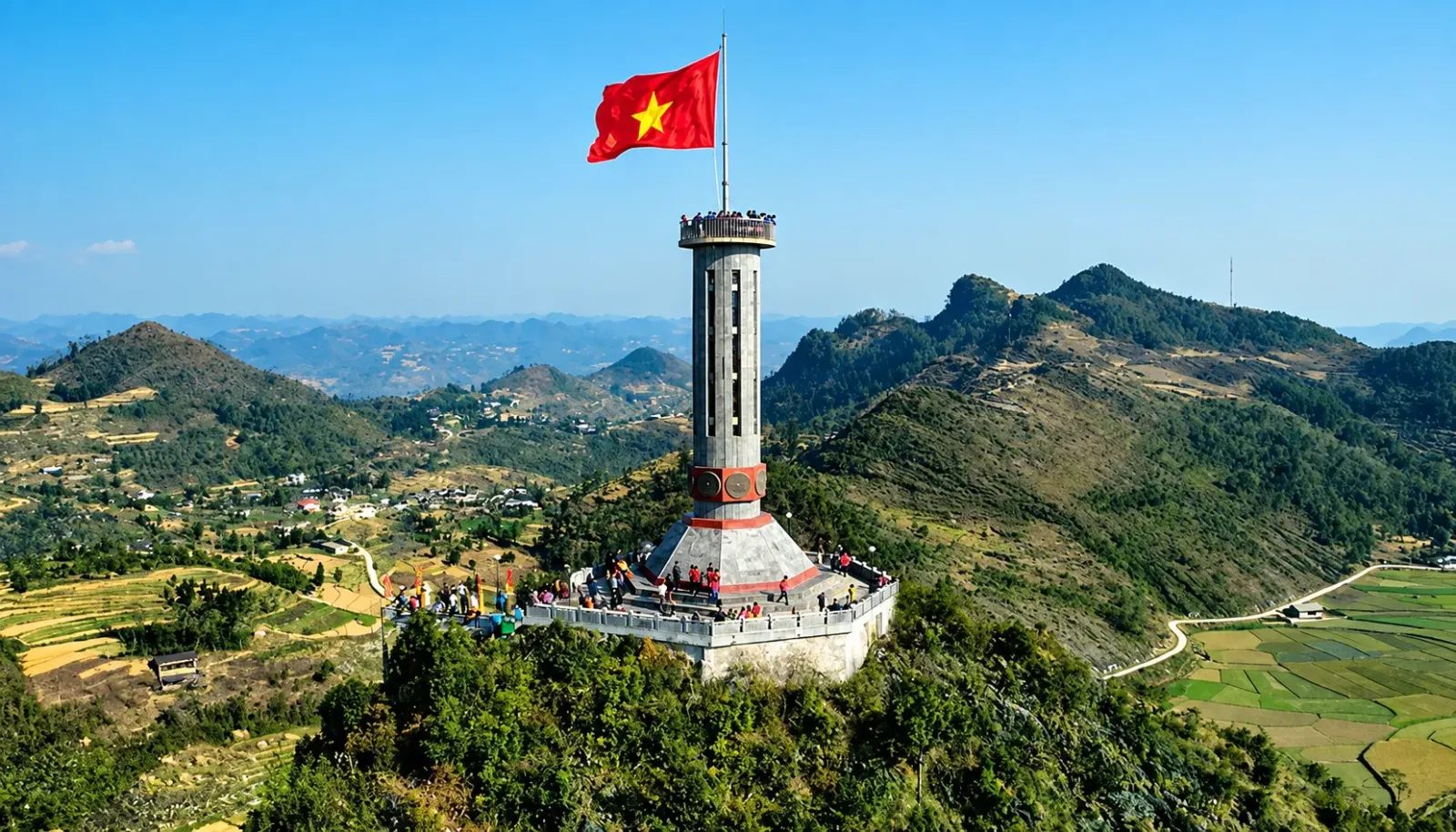 cot-co-lung-cu-noi-bat-giua-nui-rung-ha-giang