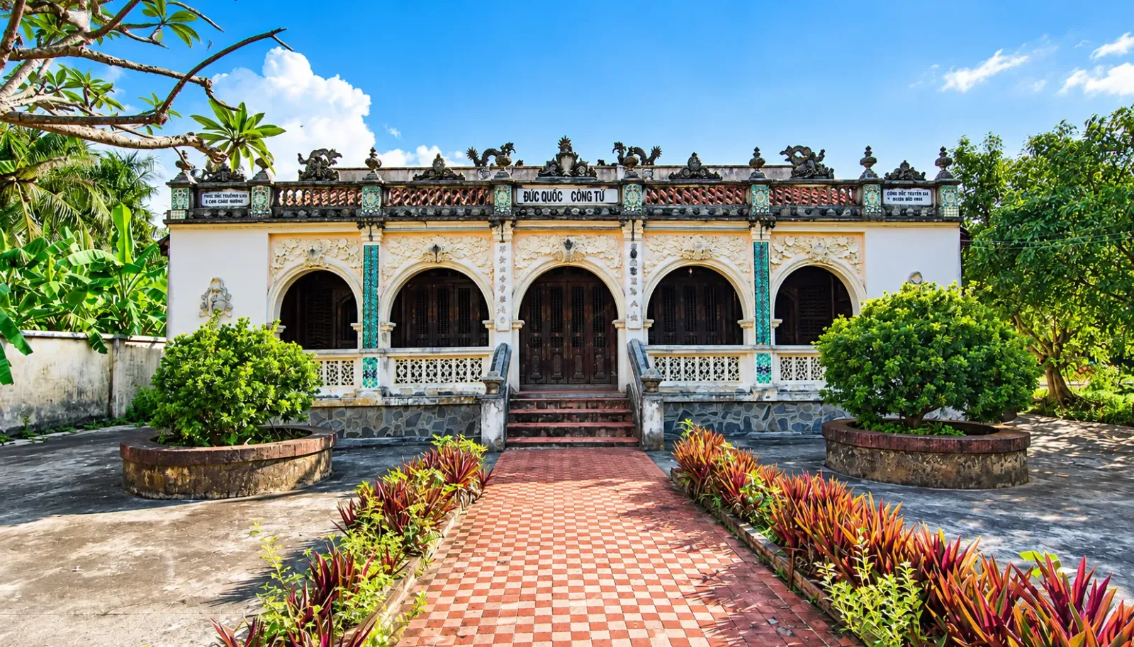lang-hoang-gia-go-cong-dau-an-kien-truc-xua