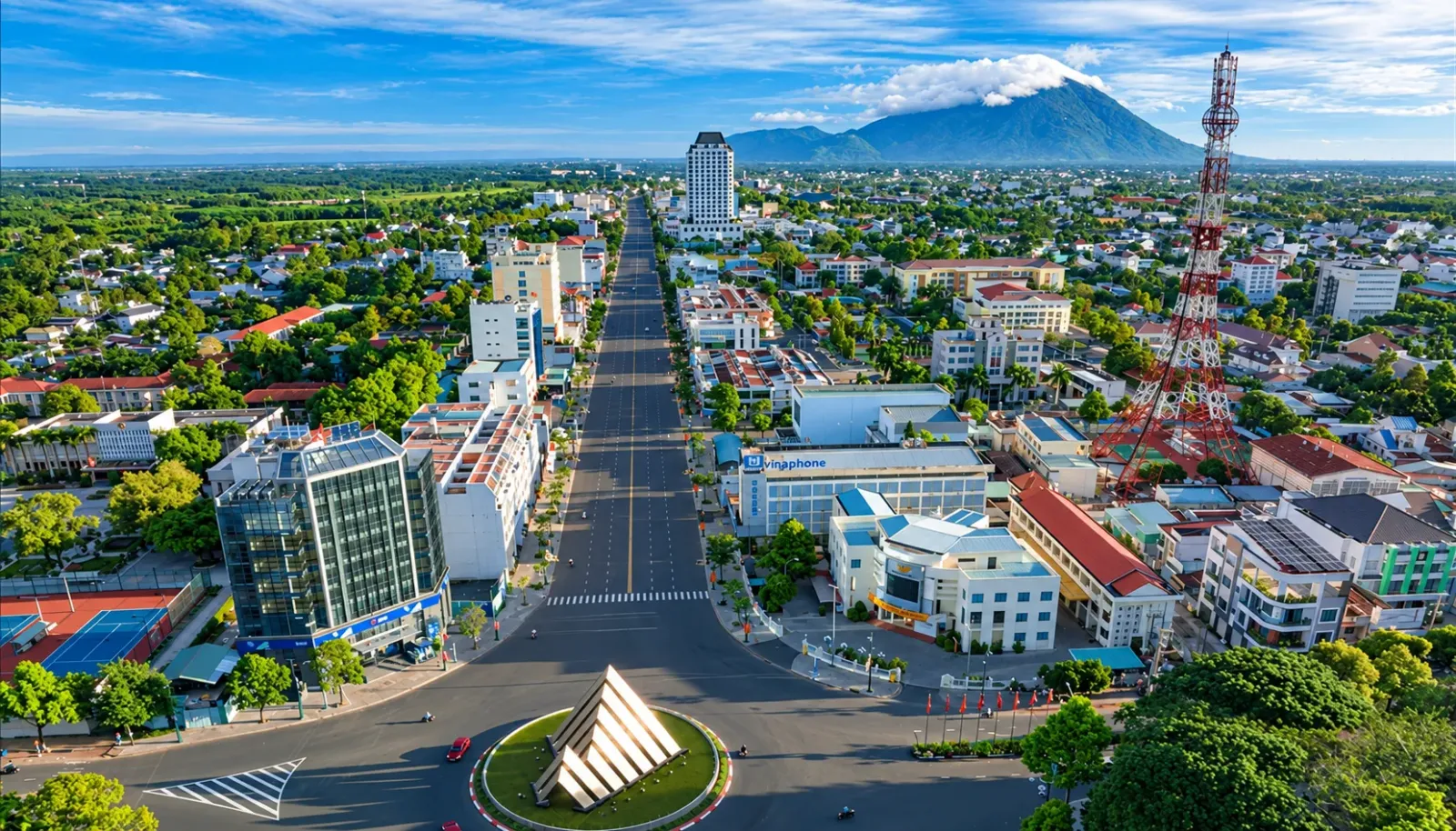 toan-canh-thanh-pho-tay-ninh-voi-nui-ba-den-noi-bat-phia-xa