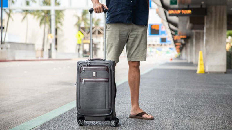 Mỗi hành khách phải tự mang hành lý của mình tránh mang hộ của người không quen biết