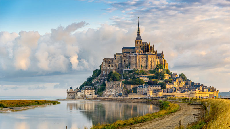 Mont Saint Michel nơi có khá nhiều tu viện và cửa hàng lưu niệm
