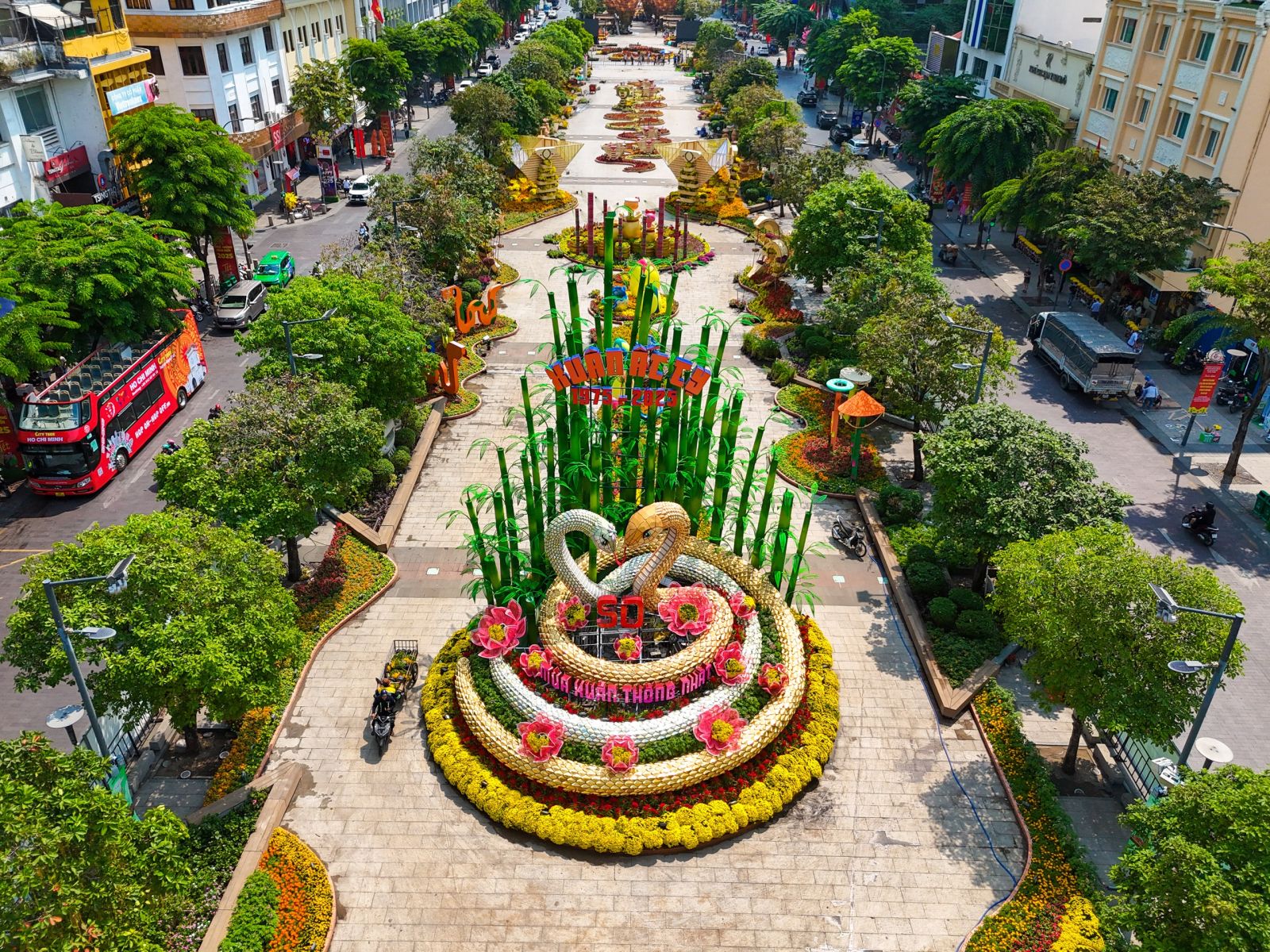 Du xuan TP HCM - Hinh anh ruc ro tren duong hoa Nguyen Hue don chao Tet 2026.