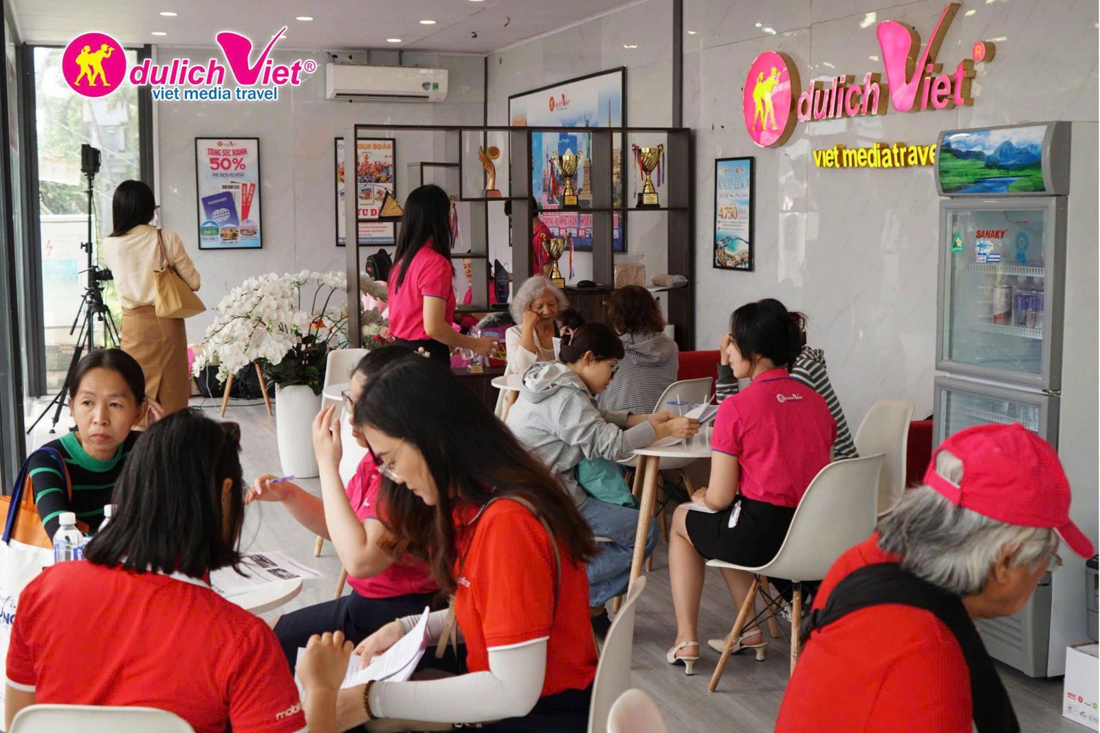 Tấp nập khách đặt tour hè tại Du Lịch Việt