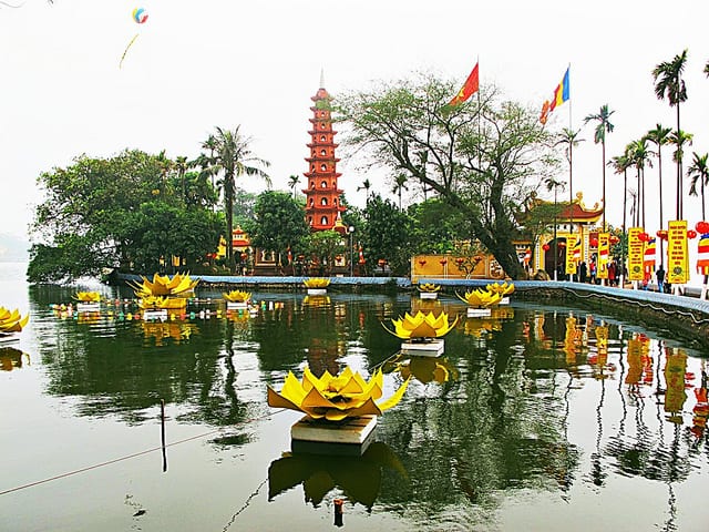 Du xuan Ha Noi - Le chua dau nam tai chua Tran Quoc giua khong khi Tet 2026