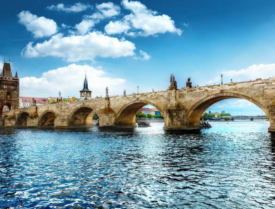 Cầu Đá Charles - Chứng Nhân Lịch Sử và Huyền Thoại Tình Yêu Giữa Lòng Prague