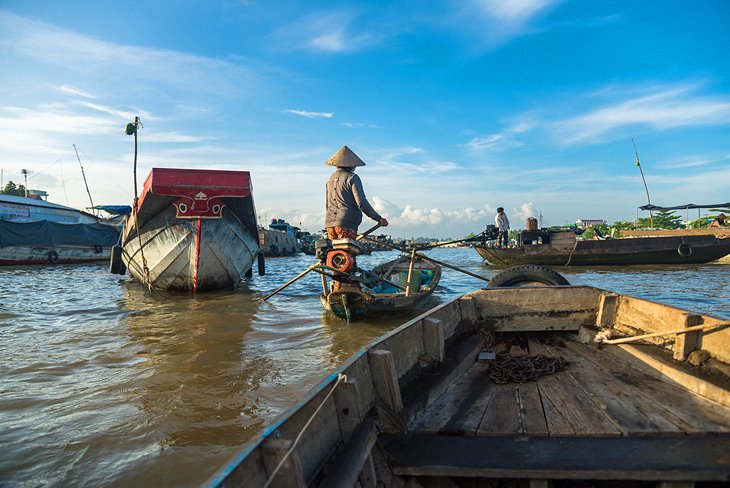 Du xuan Mien Tay - Canh cho noi Cai Rang tap nap mua ban trai cay dau nam moi.