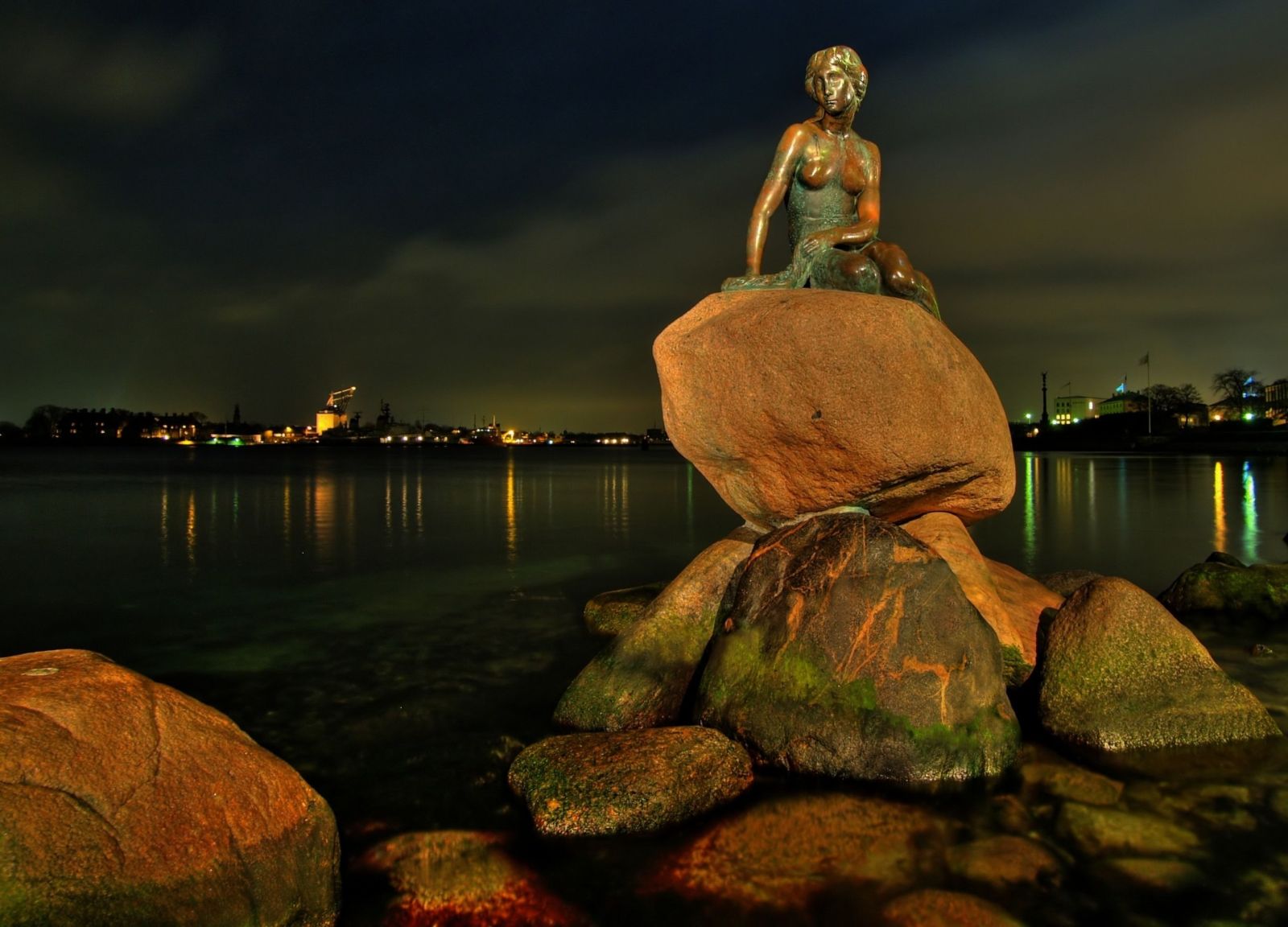 Tượng Little Mermaid – biểu tượng cổ tích của Copenhagen, Đan Mạch.