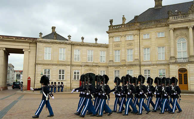 Cung điện Amalienborg nổi tiếng nhất Đan Mạch