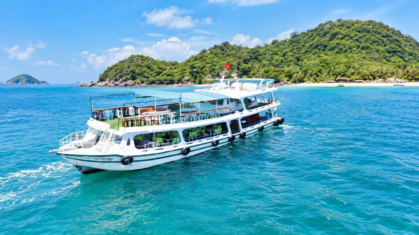Tàu đưa du khách ra Ba Hòn Đầm thuộc quần đảo Bà Lụa