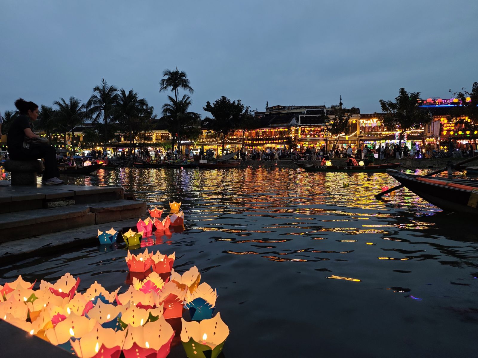 Du xuan Hoi An - Tha den hoa dang tren song Hoai - Hoi An duoi anh den long lung linh.
