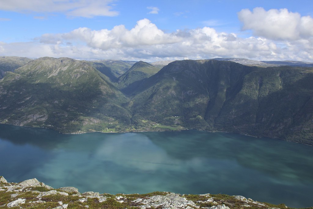 hồ Lustrafjord