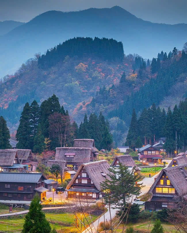 Làng cổ Shirakawa-go với những ngôi nhà mái tranh Gassho-zukuri độc đáo, được bao quanh bởi thiên nhiên tươi đẹp