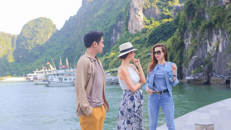 Tour Hạ Long - Vịnh Hạ Long, Quảng Ninh nằm chếch về phía Đông Bắc Việt Nam