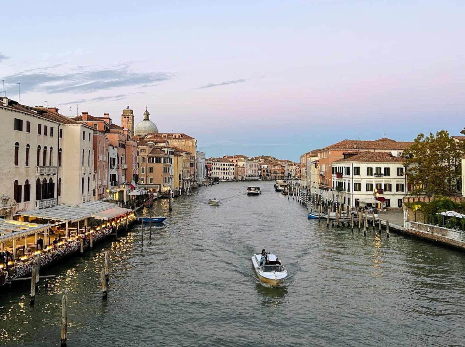 Venice, Ý – Thành phố kênh đào lãng mạn với vẻ đẹp cổ kính và quyến rũ.