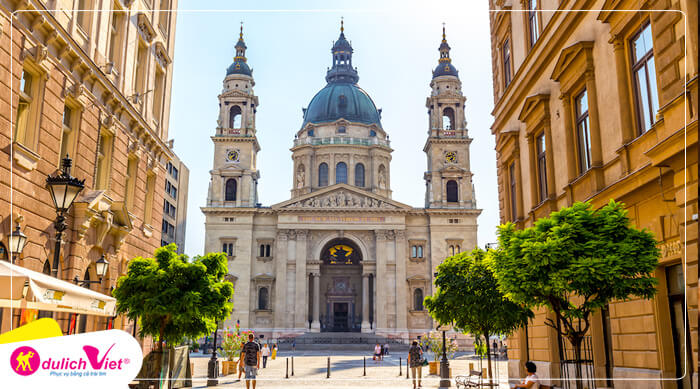 St. Stephen's Basilica là nhà thờ Công giáo La Mã 