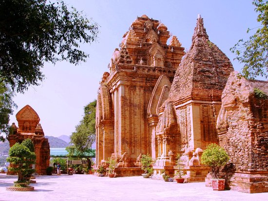 Tận hưởng vẻ cổ kính của Tháp Po Nagar khi du lịch Nha Trang