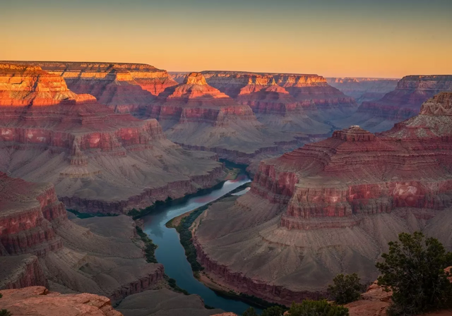 Toàn cảnh Grand Canyon hùng vĩ với hẻm núi sâu và những tầng đá đa sắc màu