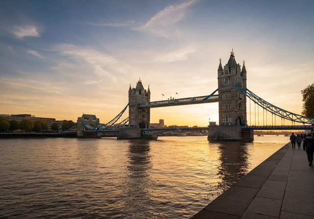 Cảnh quan thành phố London với Cầu Tháp và sông Thames
