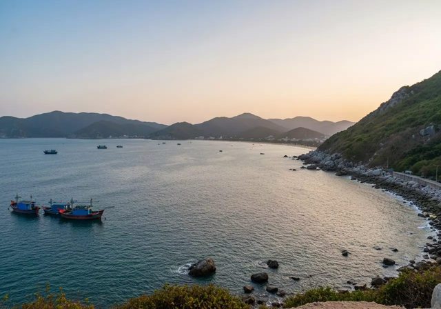 Khung cảnh hoàng hôn lãng mạn tại Hòn Chồng