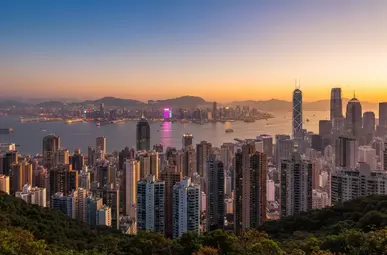 Victoria Peak hay Ngong Ping 360: Đâu Là View Đẹp Nhất Hồng Kông?