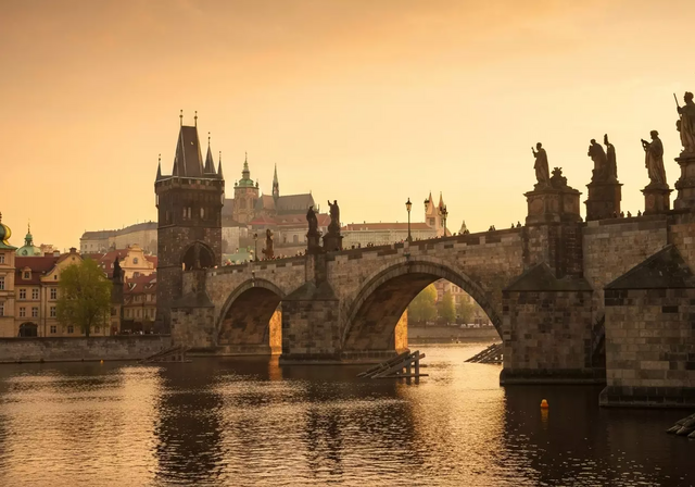 Cảnh quan thành phố Prague với cầu Charles và lâu đài Prague nhìn từ trên cao