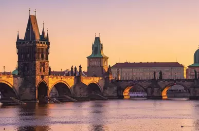 Kraków và Budapest: Cuộc đối đầu của những thành phố lịch sử Đông Âu