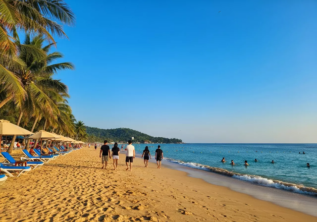 Cảnh quan tuyệt đẹp của bãi biển Nha Trang vào buổi hoàng hôn với ánh sáng vàng rực rỡ, bầu trời trong xanh và du khách đang tận hưởng không gian yên bình