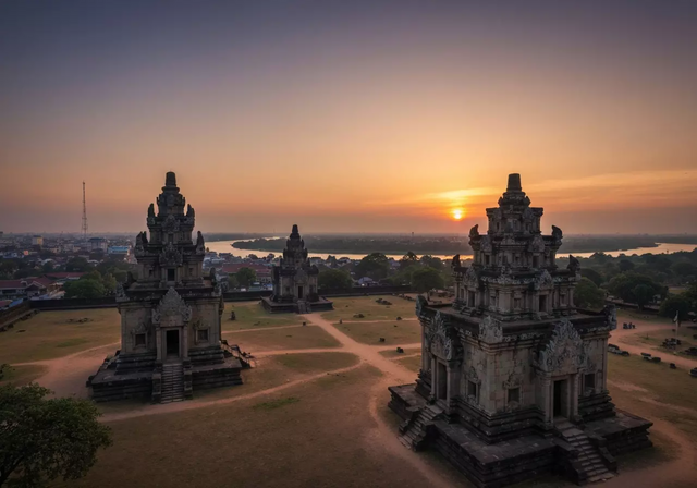 Toàn cảnh Tháp Bà Ponagar cổ kính vào lúc hoàng hôn, với kiến trúc Chăm Pa độc đáo, bầu trời rực rỡ sắc cam tím, tầm nhìn bao quát thành phố và dòng sông, tạo nên một khung cảnh yên tĩnh và huyền ảo
