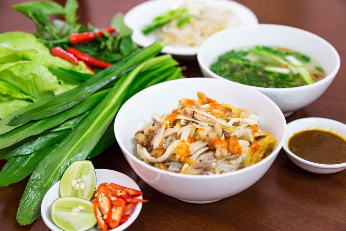 Phở 1 tô đã no, nhưng phở này phải ăn 2 tô - Phở Hai Tô Gia Lai