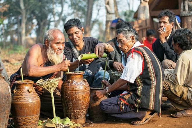 Rượu Cần – Hương Vị Đậm Đà Văn Hóa Tây Nguyên