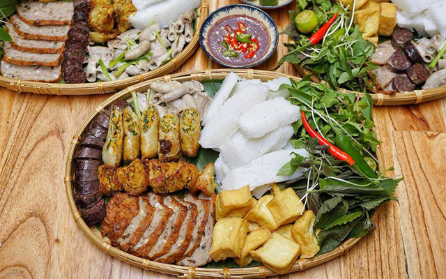 Ăn Bún đậu mắm tôm trong chuyến đi du lịch Hà Nội