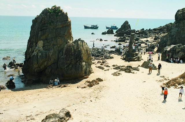 Khung cảnh thiên nhiên tại bãi biển Đá Nhảy rất đặc biệt, không thể nhầm lẫn vào đâu
