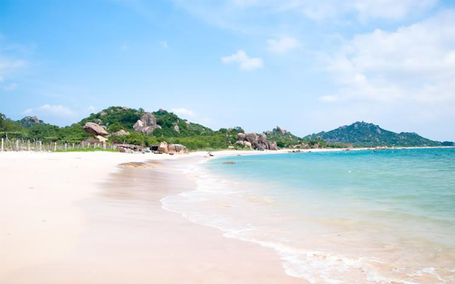 Bãi biển Hải Tiến còn giữ nguyên được nét đẹp hoang sơ đầy thú vị mà thiên nhiên ban tặng