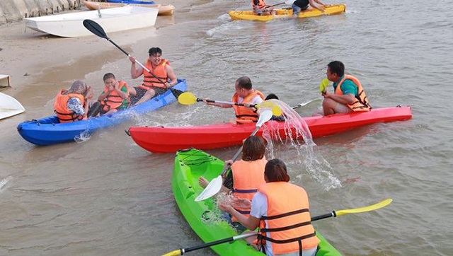 Du khách đang chèo thuyền Kayak trên biển Paradise Vũng Tàu