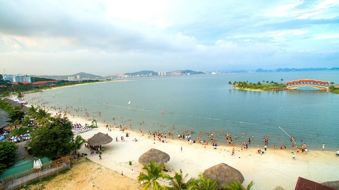 Du lịch nghỉ dưỡng: Những bãi biển du lịch Hạ Long được lòng du khách nhất Bai-bien-tuan-chau-ha-long