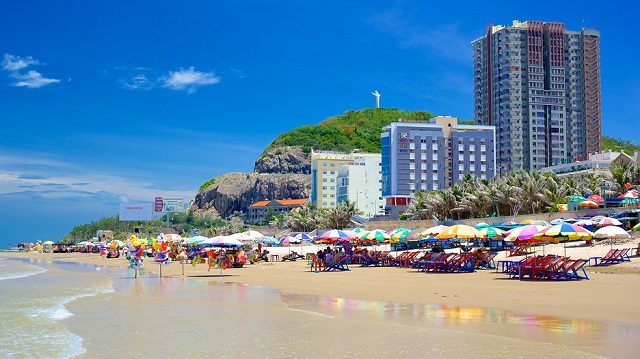 Bãi Trước là nơi neo đậu của nhiều tàu bè, có thể nhìn ngắm nhiều khung cảnh