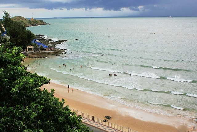 Bãi Dứa mang vẻ đẹp hoang sơ, yên bình