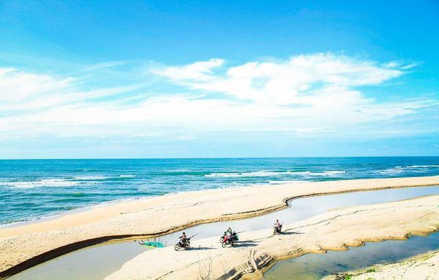 Trải nghiệm bãi biển Suối Ồ bằng xe máy