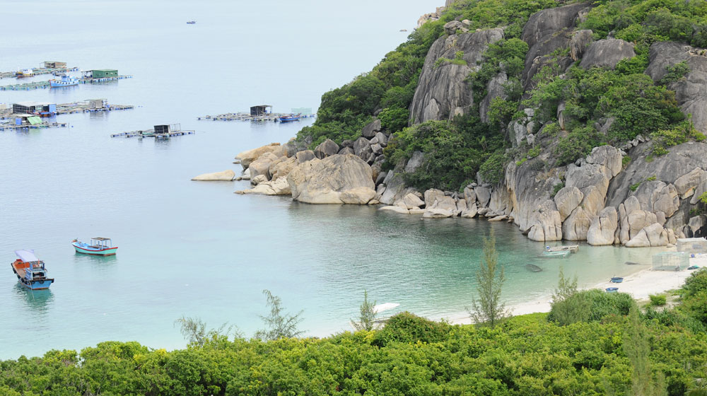 Bãi nhà cũ Đảo Bình Ba là một trong những bãi biển đẹp nhất tại Bình Ba. Với những dãy núi đá vôi và rừng cây xanh thăm thẳm.