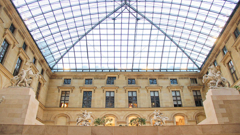 Bảo tàng Louvre với kiến trúc kim tự tháp độc đáo