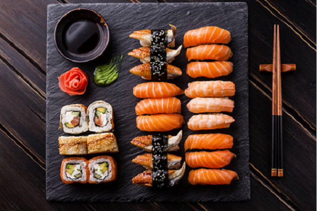 Các món Sashimi được làm từ các loại cá và hải sản tươi